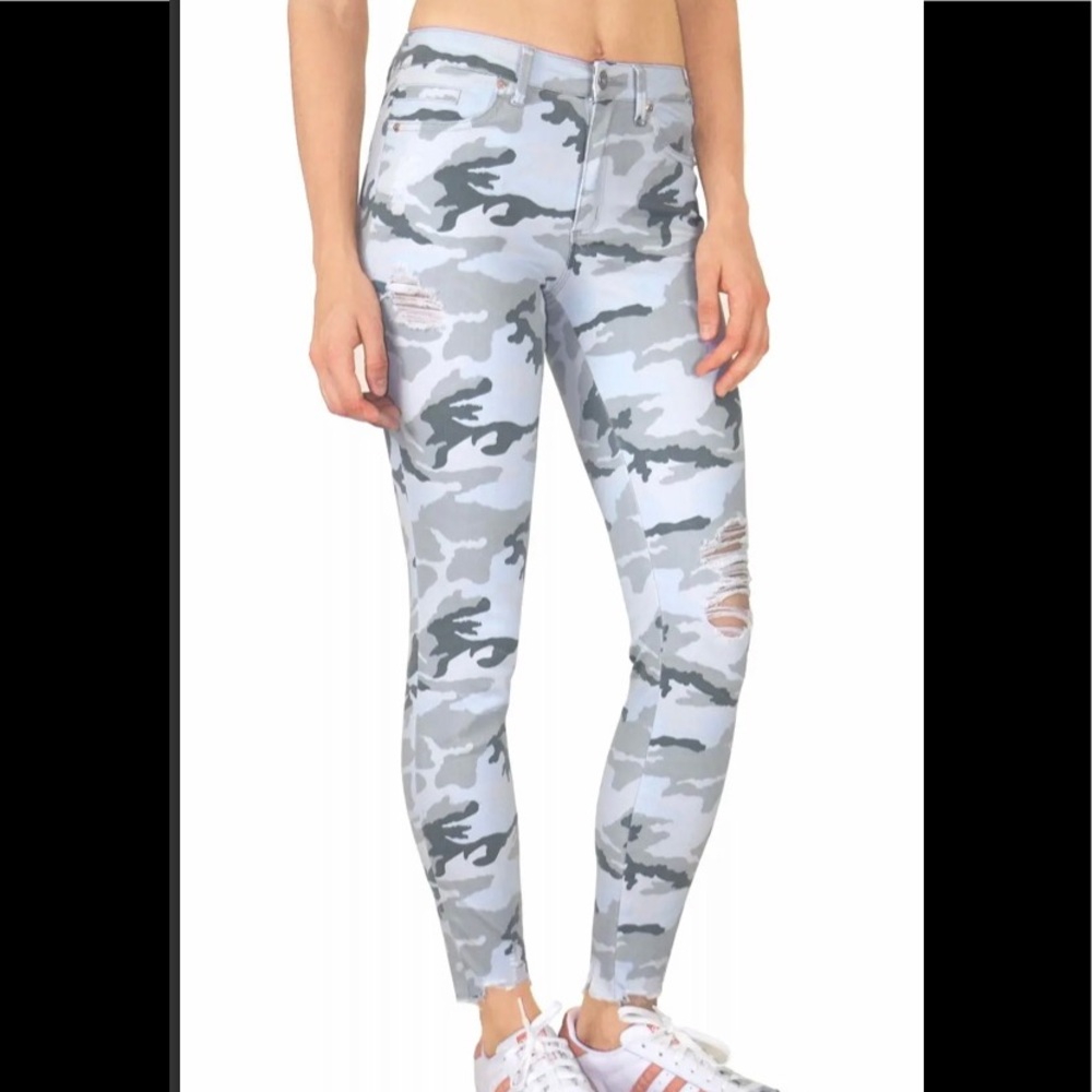 TractrBLU distressed camo jeans size 26